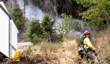 Brigadistas trabajando en contener las llamas. (Bariloche 2000)