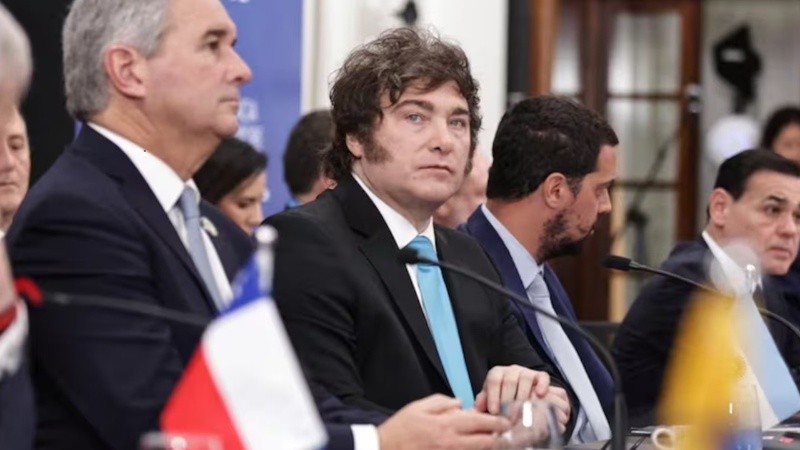 Milei, cuando participó de la firma del acuerdo en Asunción, reclamó una mayor apertura comercial del Mercosur. (EFE)