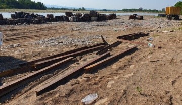 Algunos de los rieles cortados y listos para ser contrabandeados a Bolivia.