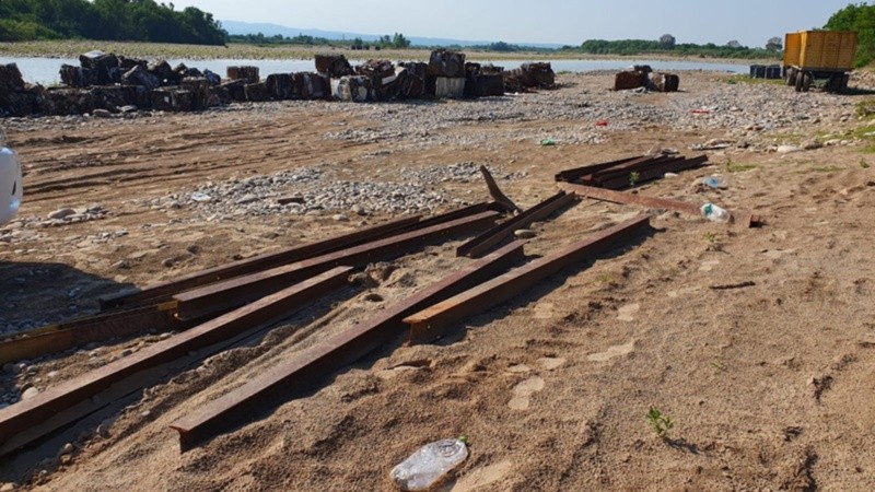 Algunos de los rieles cortados y listos para ser contrabandeados a Bolivia.