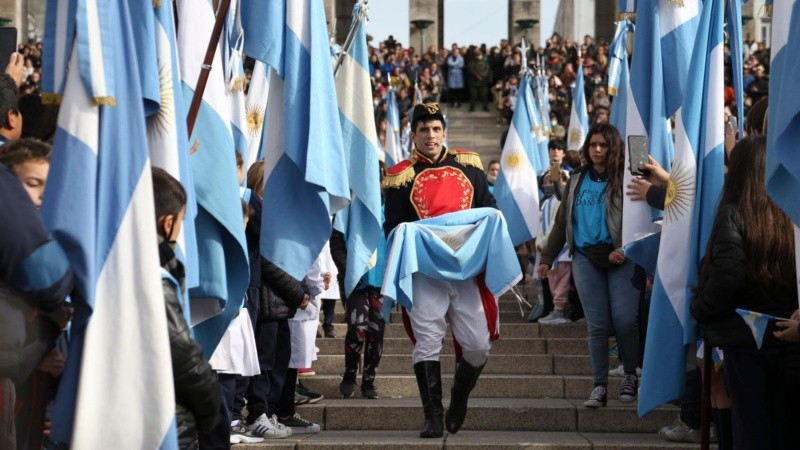 Una postal de la la promesa de lealtad a la Bandera del último junio.