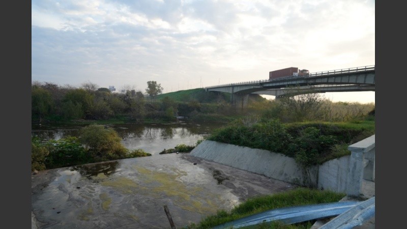 El sector del brazo seco obstruye el flujo del agua y eso genera problemas de sanidad e inundaciones entre otros problemas.