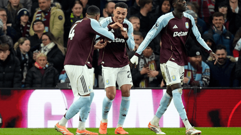 &nbsp;Rogers festeja uno de sus dos goles en el Villa Park. (Foto: EFE)