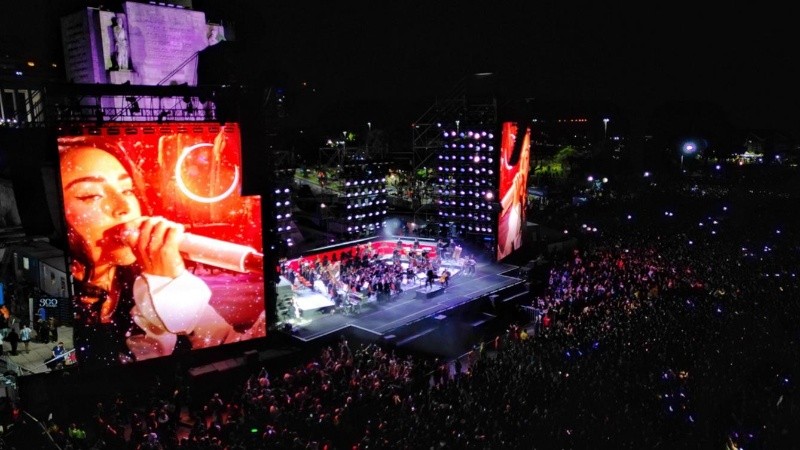 Imagen aérea del recital de Nicki Nicole en el Monumento Nacional a la Bandera, en el marco de las actividades por el Tricentenario de Rosario.&nbsp;