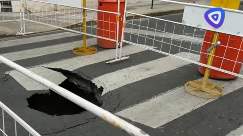 Empleados de Aguas vallaron el pozo luego de llegar al lugar.