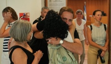 Gustavo, pareja de Virginia Ferreyra, junto a allegados a la salida del juicio.