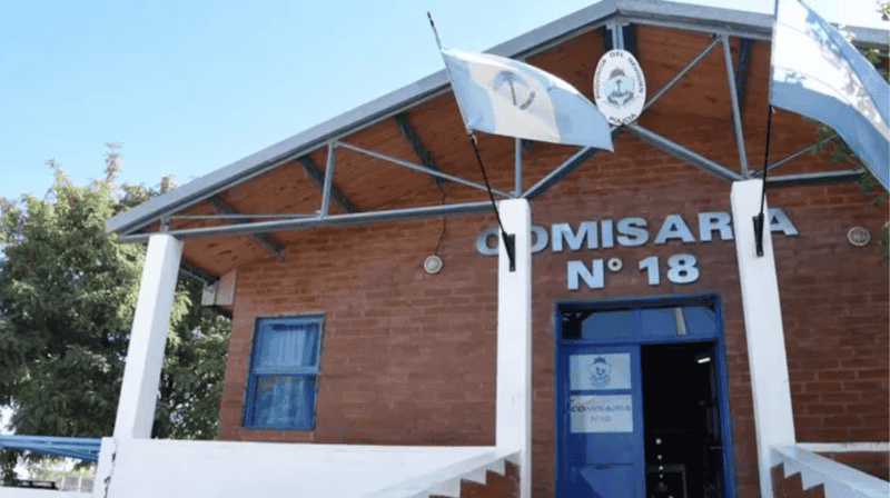 Hallaron el cuerpo de un hombre en una heladera y detuvieron a un vecino.