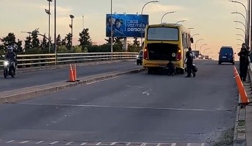 La motocicleta se incrustó detrás del colectivo cuando el tránsito fluía pesado.