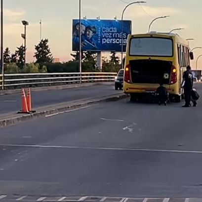La motocicleta se incrustó detrás del colectivo cuando el tránsito fluía pesado.