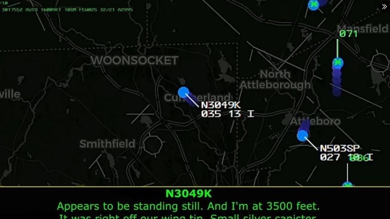 Un piloto registró un objeto extraño junto al avión.