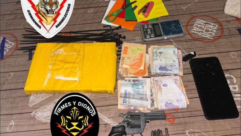 Los elementos que tenía el sospechoso que quedó detenido.