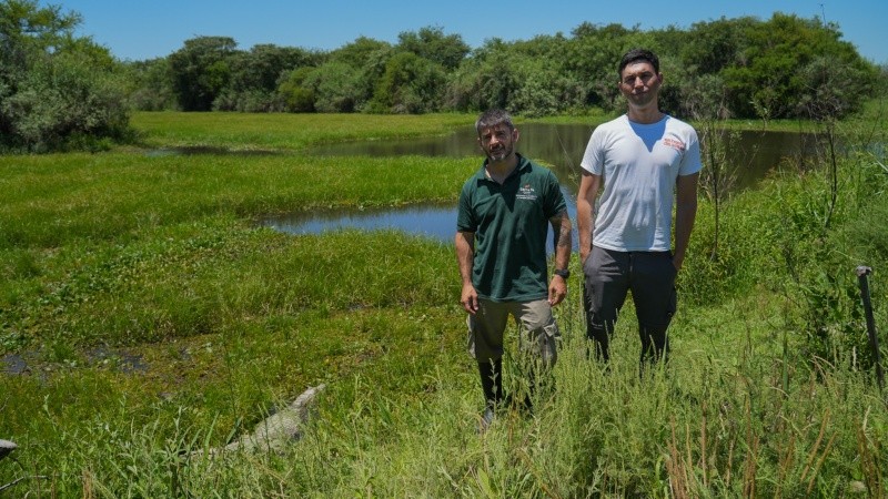 Hernán Ciocan, biólogo, y Mauro Pergazzere, veterinario, parte del equipo de Ambiente provincial.