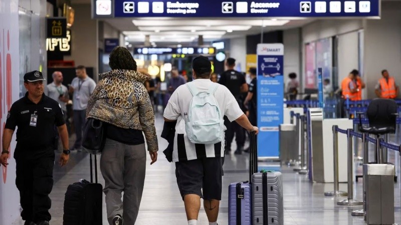 La cantidad de argentinos que viajaron al exterior se incrementó más de un 15% en noviembre.
