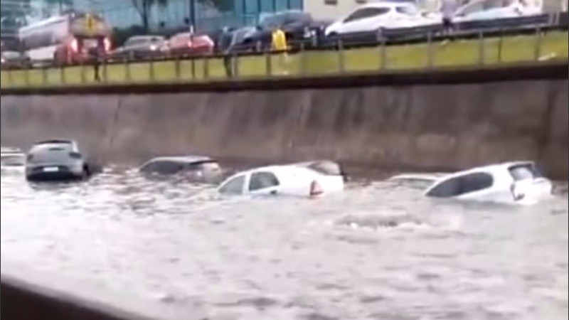 El agua generó un caos en Panamericana.
