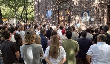 Decenas y decenas de personas se hicieron presente en la explanada jesuita ubicada frente a la Clínica de Cuyo, donde Yacopini permanece internado (NA).