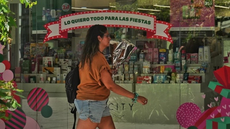 Mañana agitada de compra de regalos en el centro al calor de la Navidad.