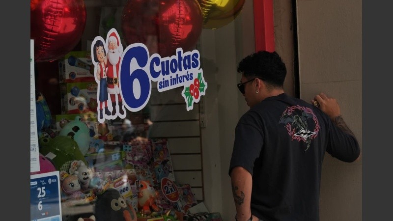 Mañana agitada de compra de regalos en el centro al calor de la Navidad.