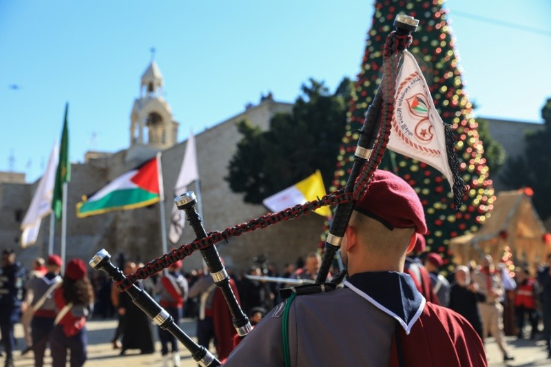 Scouts participan en el tradicional desfile de Navidad por las calles de Belén, Cisjordania (EFE).