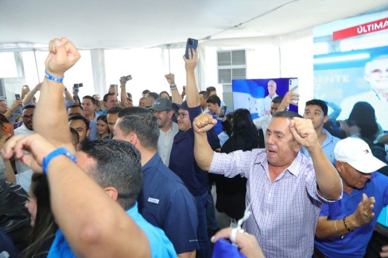 &nbsp;Simpatizantes del conservador Nasry 'Tito' Asfura, celebran en la sede del Partido Nacional en Tegucigalpa (EFE).