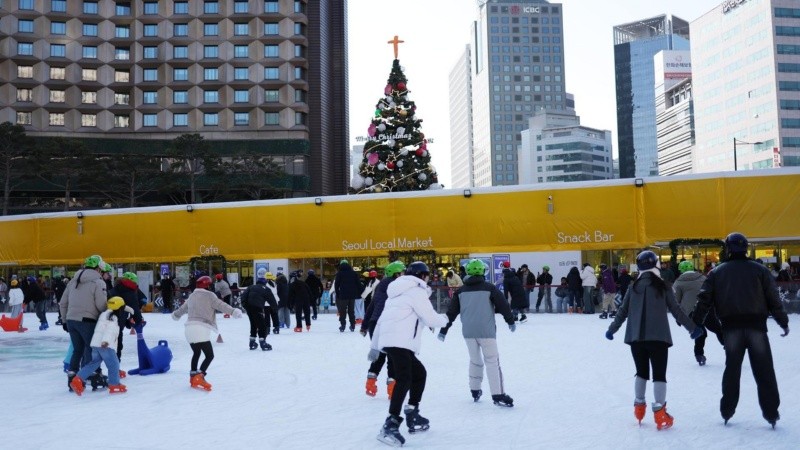 Patinaje sobre huelo en la Plaza Seúl, en Seúl.