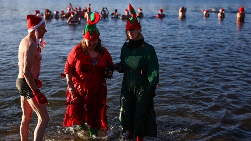 El tradicional chapuzón navideño lago Oranke, en Berlín.