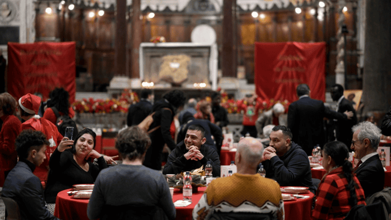 El tradicional almuerzo para personas necesitadas que celebra la iglesia Santa Maria, en el Trastevere, Roma.