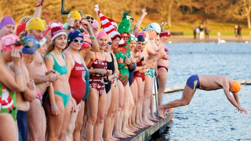 La carrera eb el Lago Serpentine, en el Hyde Park.