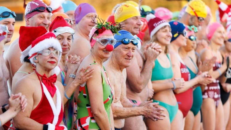 Nadadores se alinean frente al Lago Serpentine, en el Hyde Park, Londres.