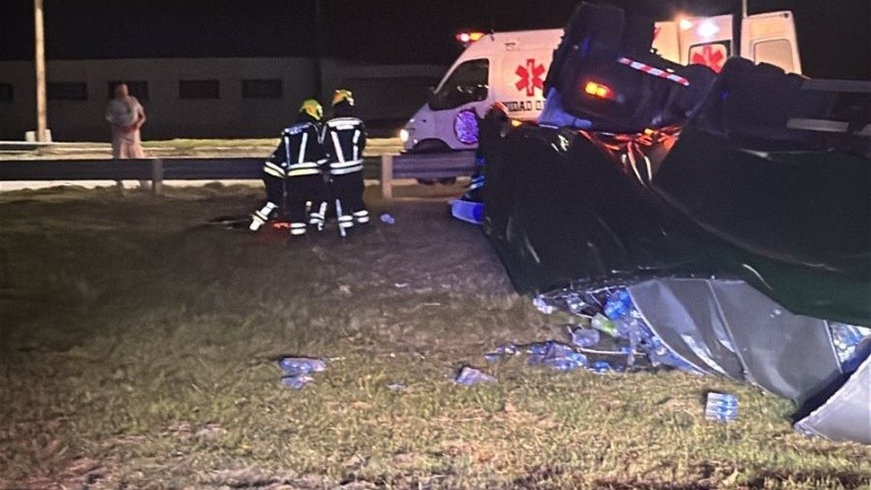 Bomberos y policías de Alcorta trabajaron para liberar el cuerpo de la víctima.