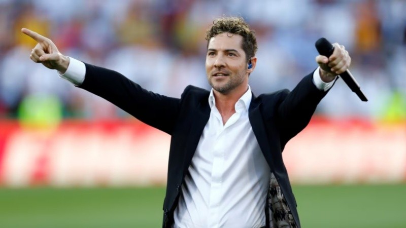 El músico cantó para pacientes de un Hospital.