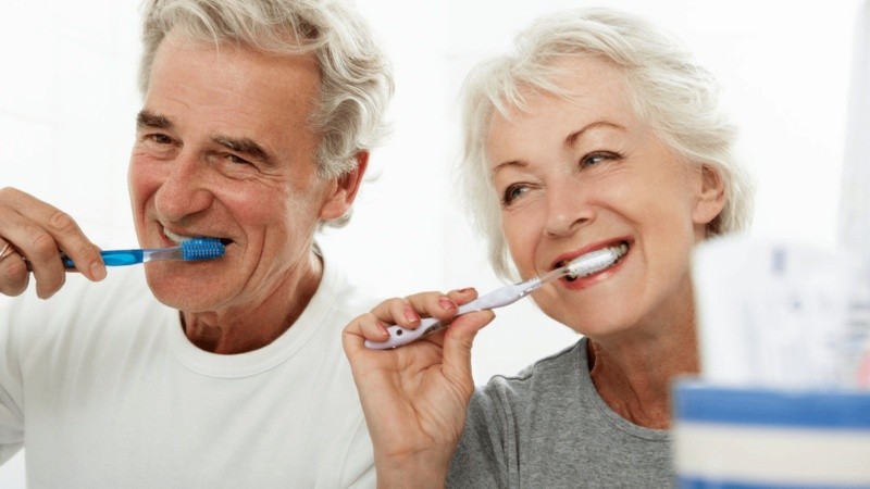 La pérdida de piezas dentales en personas mayores puede generar diversas dificultades.