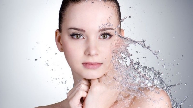 Para los expertos, la rutina de hidratación debe reforzarse desde adentro.