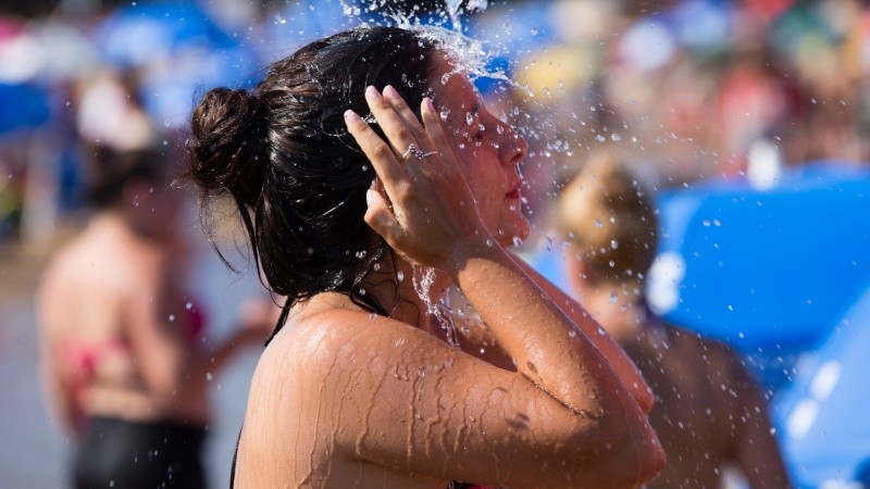 Un chapuzón para soportar tanto calor.