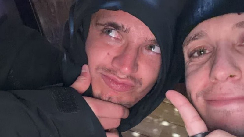 Sacha Fenestraz con Lando Norris durante las vacaciones en el invierno europeo.