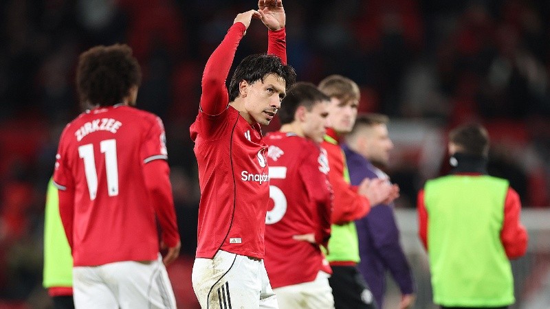 MANCHESTER (United Kingdom), 26/12/2025.- Lisandro Martinez of Manchester United reacts after the English Premier League match between Manchester United and Newcastle United, in Manchester, Britain, 26 December 2025. (Reino Unido) EFE/EPA/ADAM VAUGHAN EDITORIAL USE ONLY. No use with unauthorized audio, video, data, fixture lists, club/league logos, 'live' services or NFTs. Online in-match use limited to 120 images, no video emulation. No use in betting, games or single club/league/player publications.-EDITORIAL USE ONLY. No use with unauthorized audio, video, data, fixture lists, club/league logos, 'live' services or NFTs. Online in-match use limited to 120 images, no video emulation. No use in betting, games or single club/league/player publications.