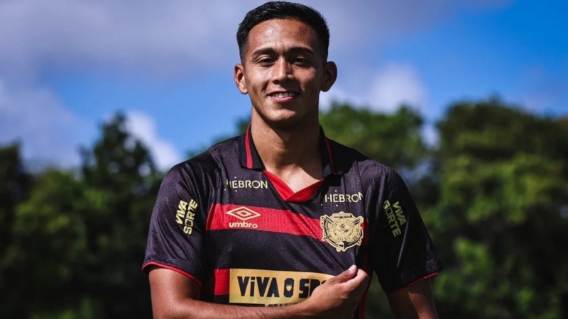 Atencio es rosarino, debutó en Independiente y jugó en Central Córdoba de Santiago del Estero, antes de irse a Brasil.