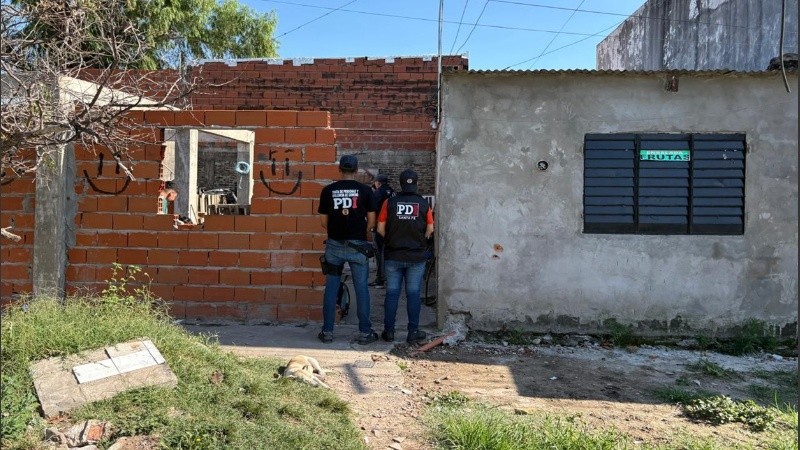 El hombre es sospechoso de haber robado y abusado de la vendedora en el local de barrio Parque.