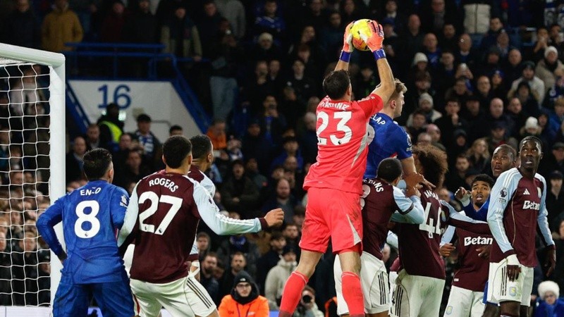 LONDON (United Kingdom), 27/12/2025.- Goalkeeper Emiliano Martinez of Aston Villa makes a catch from a corner during the English Premier League match between Chelsea FC and Aston Villa, in London, Britain, 27 December 2025. (Reino Unido, Londres) EFE/EPA/DAVID CLIFF EDITORIAL USE ONLY. No use with unauthorized audio, video, data, fixture lists, club/league logos, 'live' services or NFTs. Online in-match use limited to 120 images, no video emulation. No use in betting, games or single club/league/player publications.-EDITORIAL USE ONLY. No use with unauthorized audio, video, data, fixture lists, club/league logos, 'live' services or NFTs. Online in-match use limited to 120 images, no video emulation. No use in betting, games or single club/league/player publications.