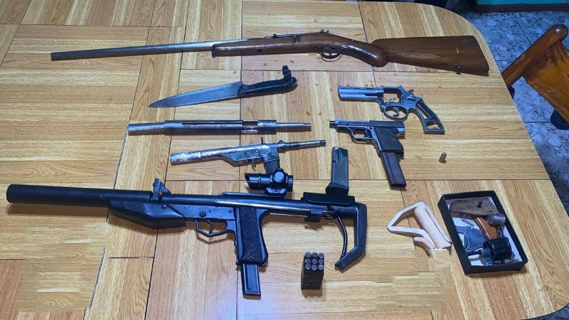Algunas de las armas encontradas en un domicilio de Baigorria (Rosario3).