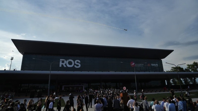 El Aeropuerto de Rosario reabrió sus puertas con pista renovada.