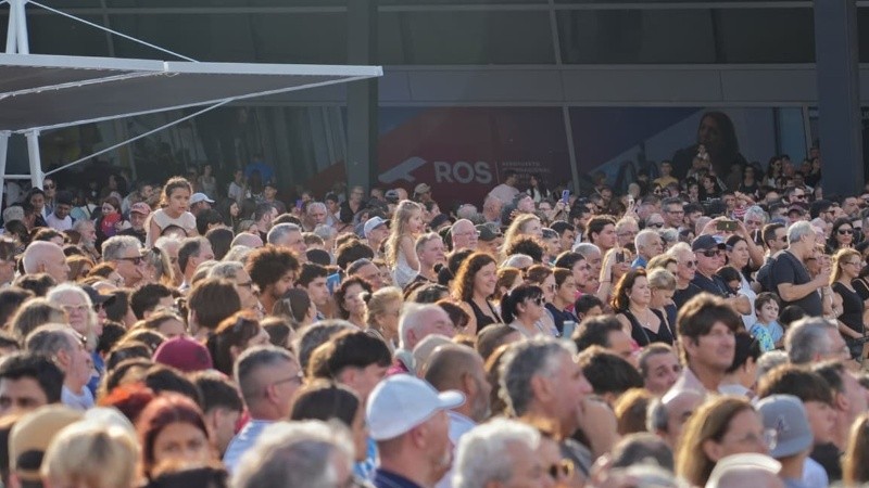 El Aeropuerto de Rosario reabrió sus puertas con pista renovada.
