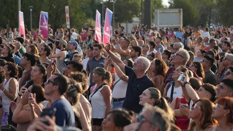 El Aeropuerto de Rosario reabrió sus puertas con pista renovada.