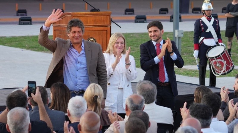 El intendente de Funes, Roly Santacroce, estuvo presente en la inauguración del Aeropuerto de Rosario junto a la diputada nacional Gisela Scaglia y el gobernador Maximiliano Pullaro.