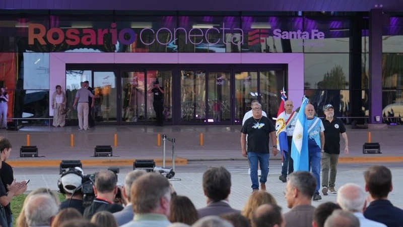 El Aeropuerto de Rosario reabrió sus puertas con pista renovada.