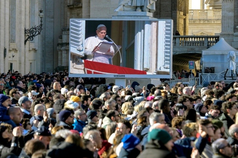 &nbsp;El Papa rezó ante una multitud en el Vaticano (EFE).