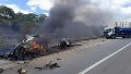 Los vehículos se incendiaron tras el impacto.