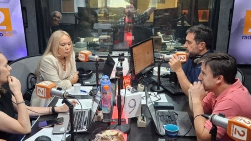 La fiscal regional María Cecilia Vranicich visitó el estudio de Radio2