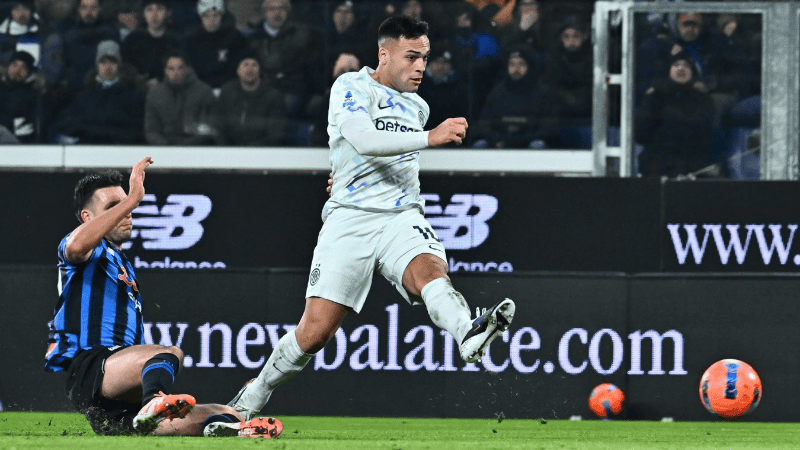 Lautaro tuvo una en el segundo tiempo y la mandó a guardar. (EFE)