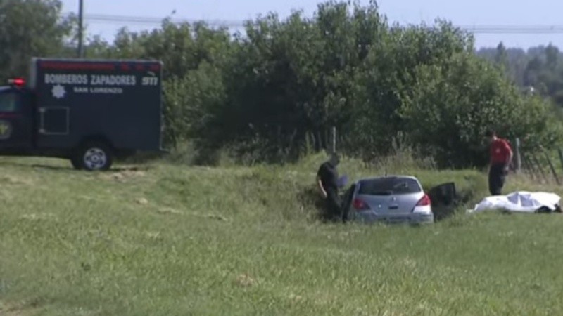 El auto impactó contra una alcantarilla.