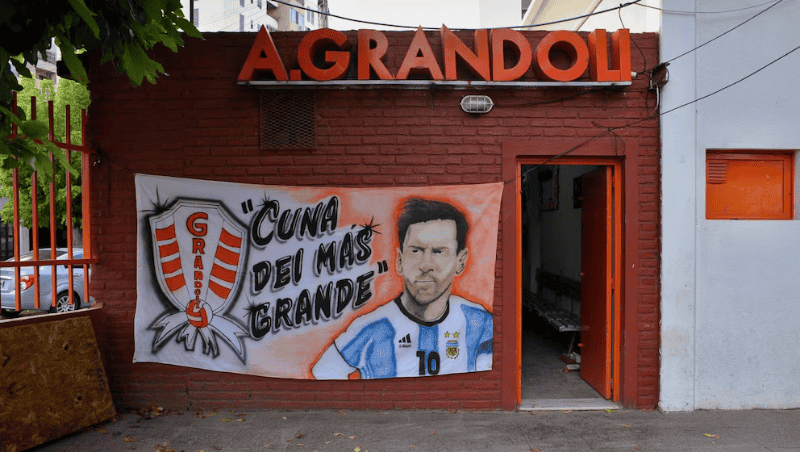 &nbsp;Lionel Messi hecho bandera: “Grandoli, cuna del más grande” (Infobae)